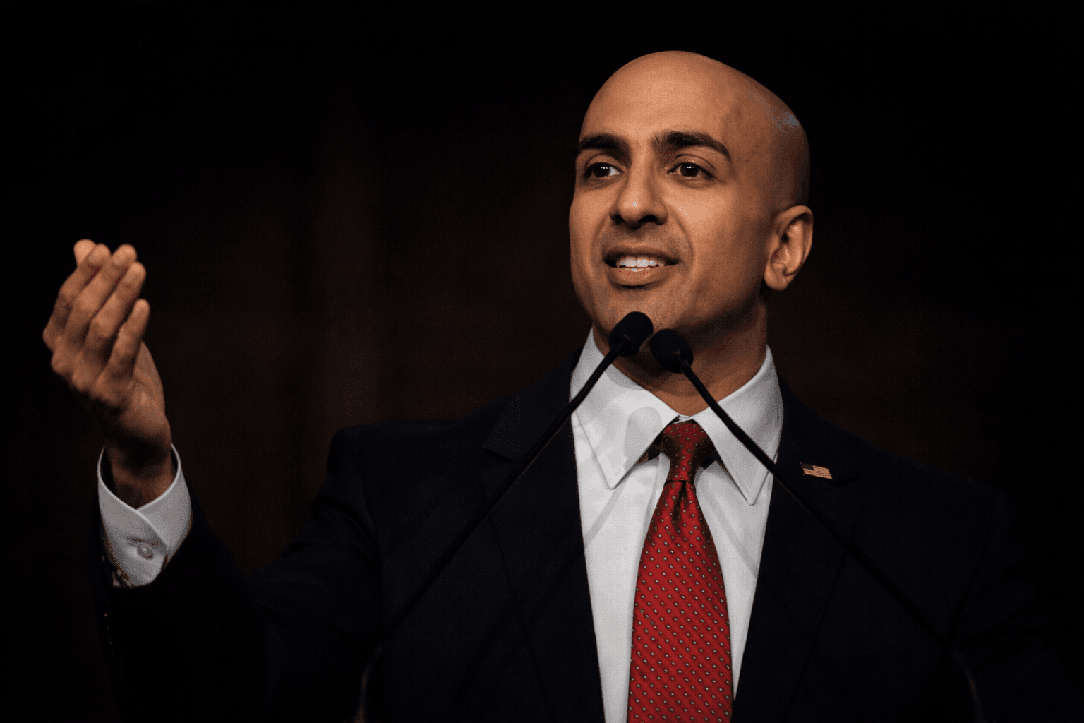 Fed’s Neel Kashkari Criticizes Crypto and Stablecoins, Highlights AI’s Economic Potential