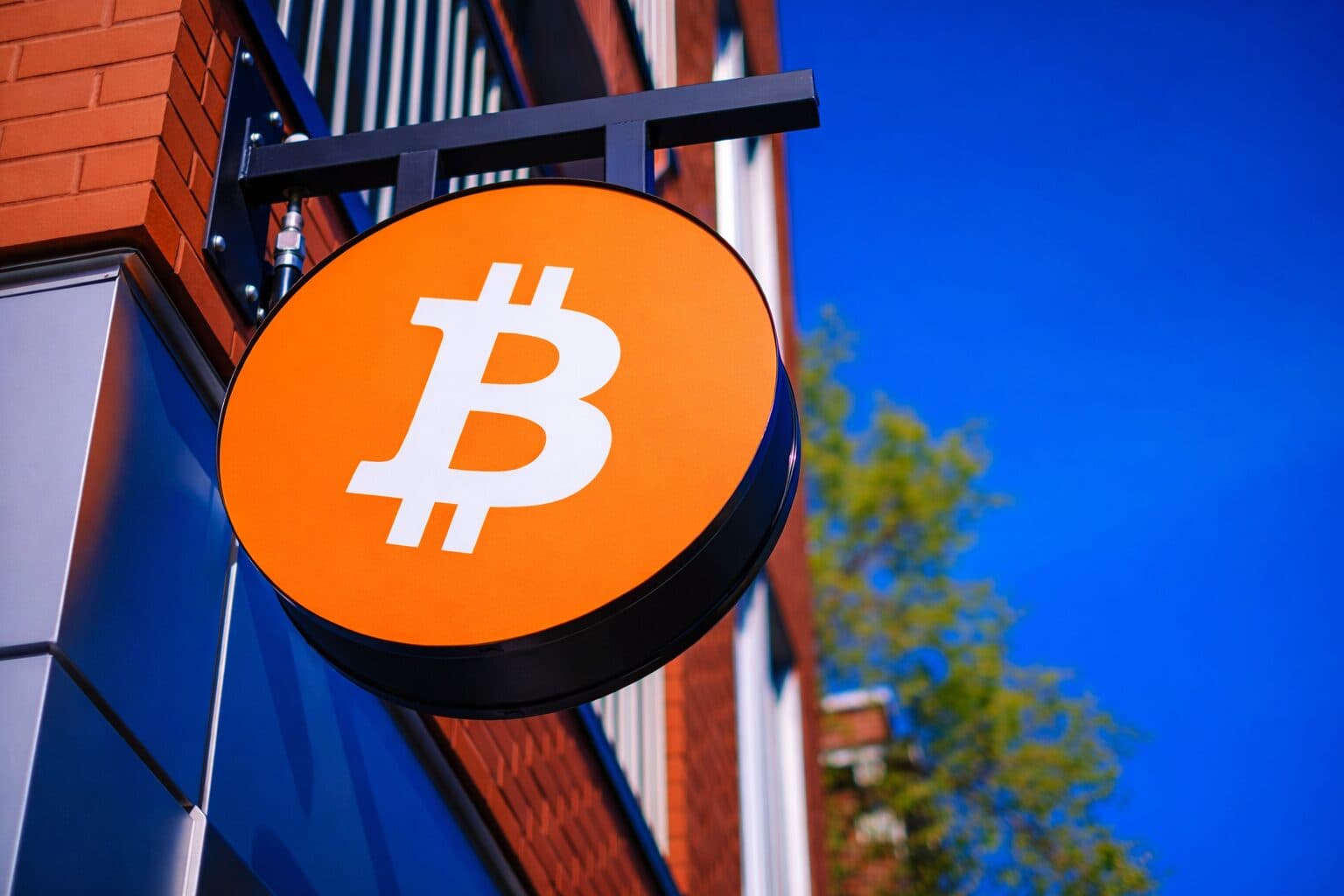 Bitcoin Posts Strongest Weekly Performance Since September 2025 as Market Correlation Shifts