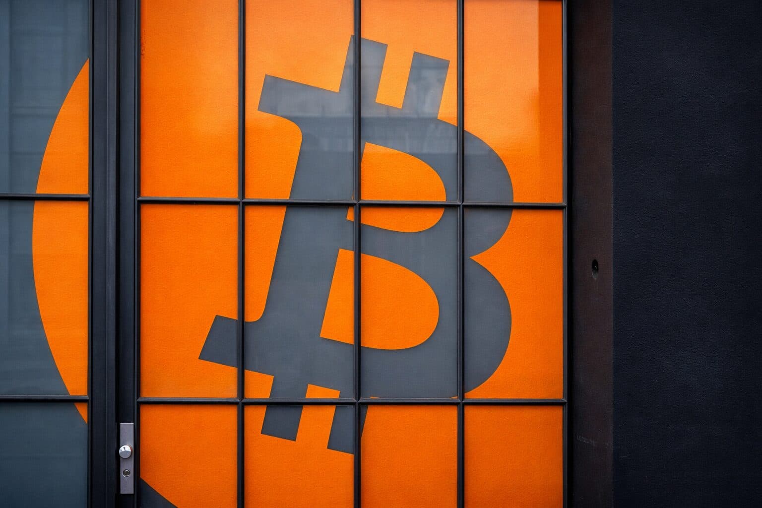 Bernstein Calls Bitcoin Bottom, Maintains $150,000 Year-End Price Target