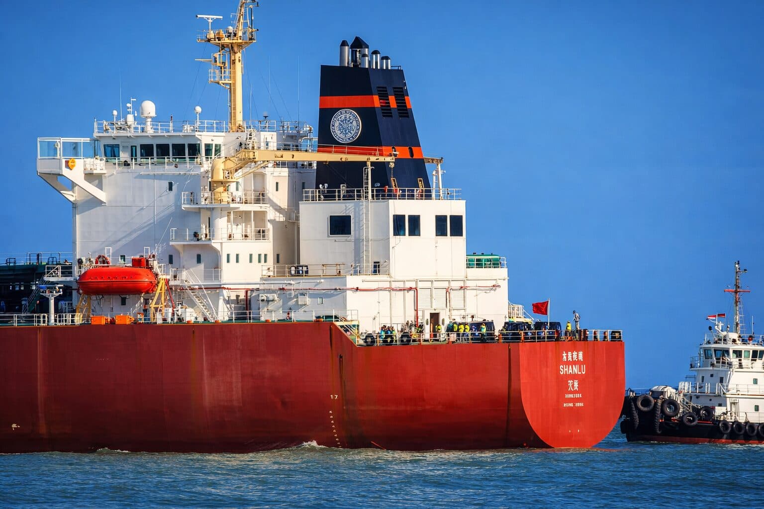 Iran Allows Pakistani Ships to Cross Strait of Hormuz Amid Ongoing Conflict