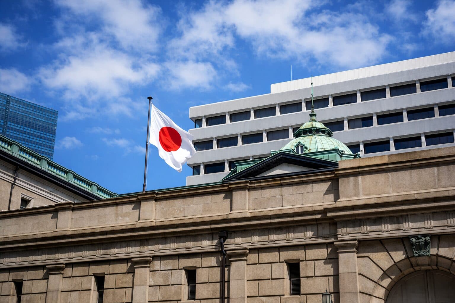 Yen Strengthens as BOJ Split Vote Signals Possible June Rate Increase