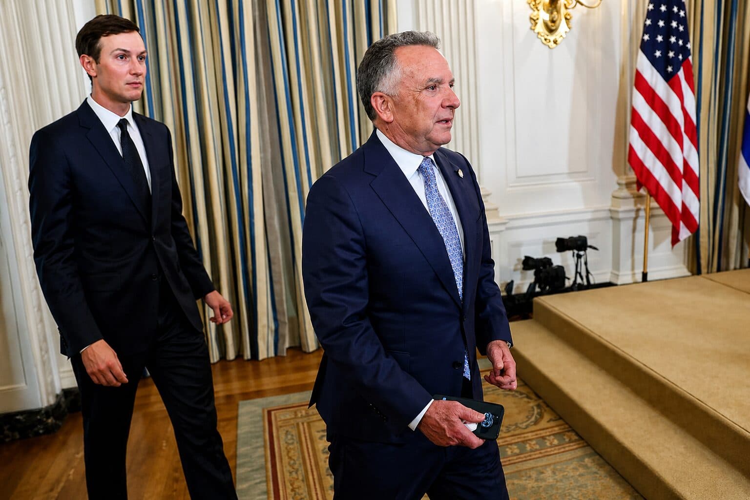Bitcoin Falls After Trump Cancels Iran Talks Trip Led by Witkoff and Kushner