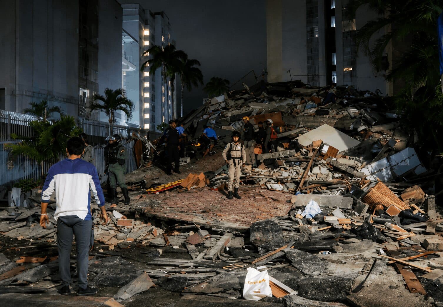 Venezuela Hit by 7.2 and 7.5 Magnitude Earthquakes Buildings Collapse in Caracas, Thousands Feared Dead