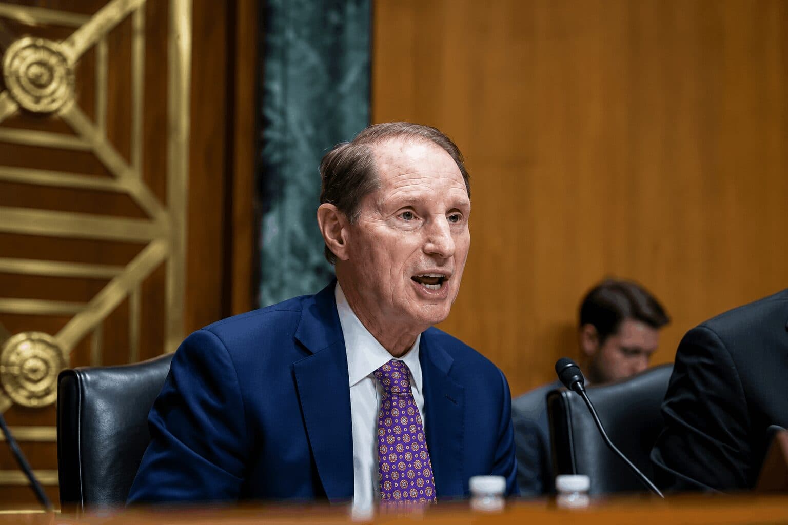 Wyden Pushes Senate Leaders to Keep Developer Protections in Crypto Bill