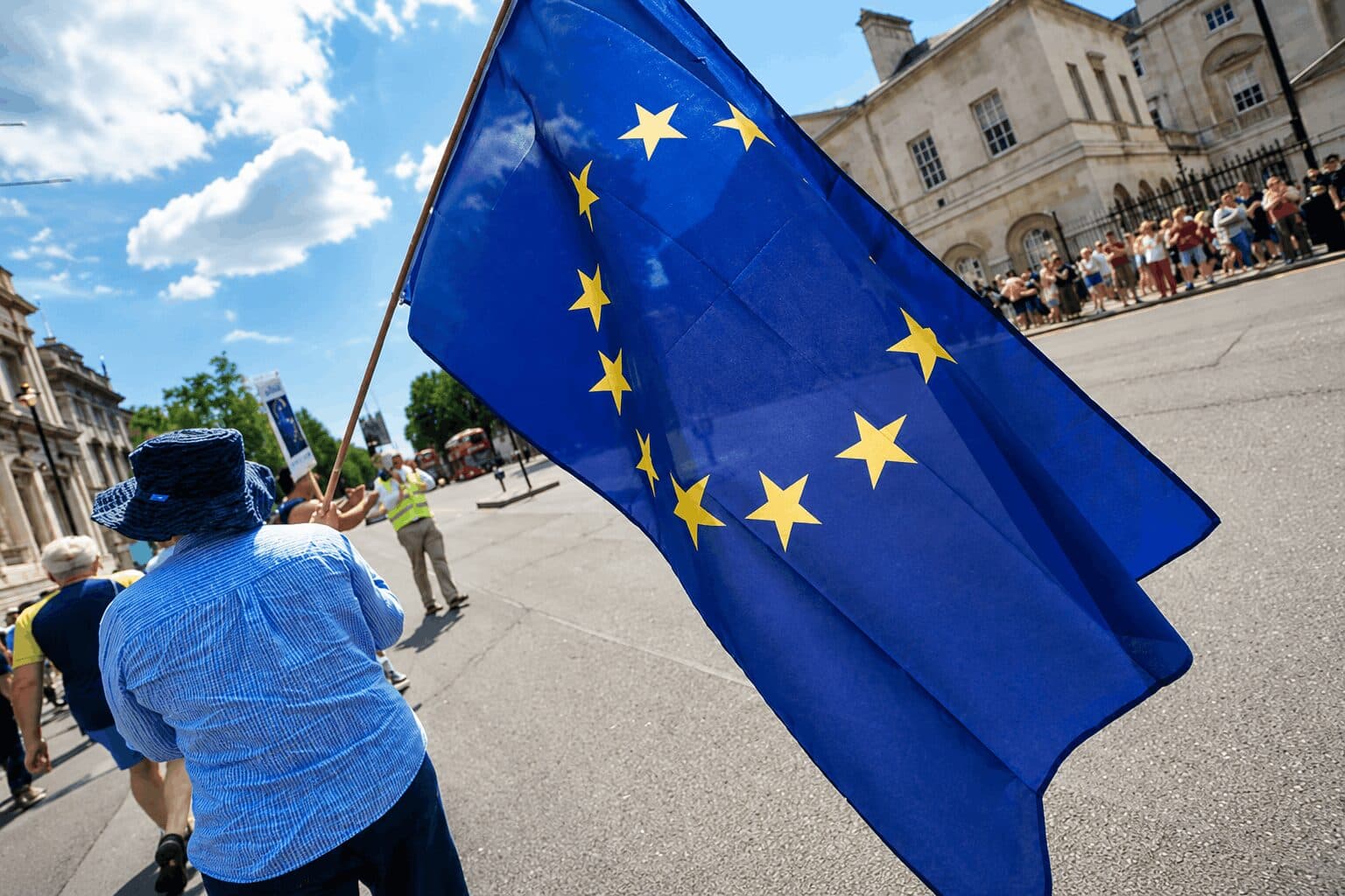 EU Watchdogs Warn Of Rising Crypto Scams Following MiCA Deadline