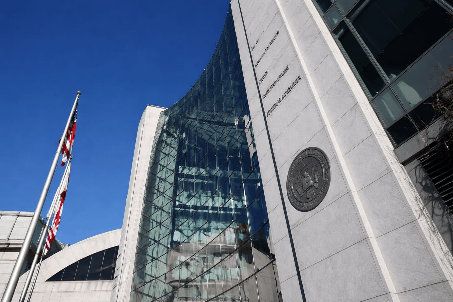 SEC Pauses Nasdaq Bitcoin Options Approval Following CME Legal Challenge