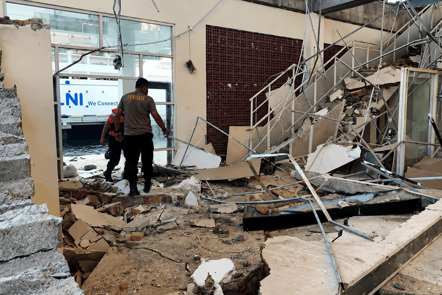 Twenty Killed as Powerful 7.7 Magnitude Earthquake Hits Eastern Indonesia