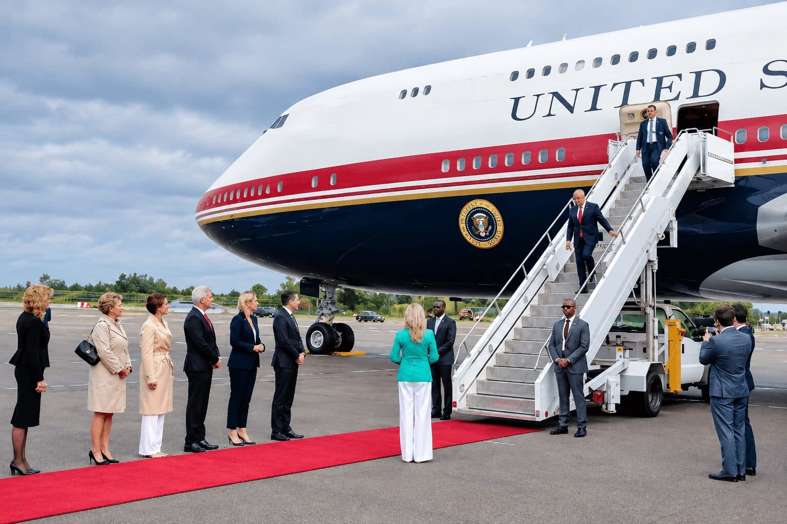 Trump Lands in Ireland for Leadership Talks Ahead of Golf Tournament Visit