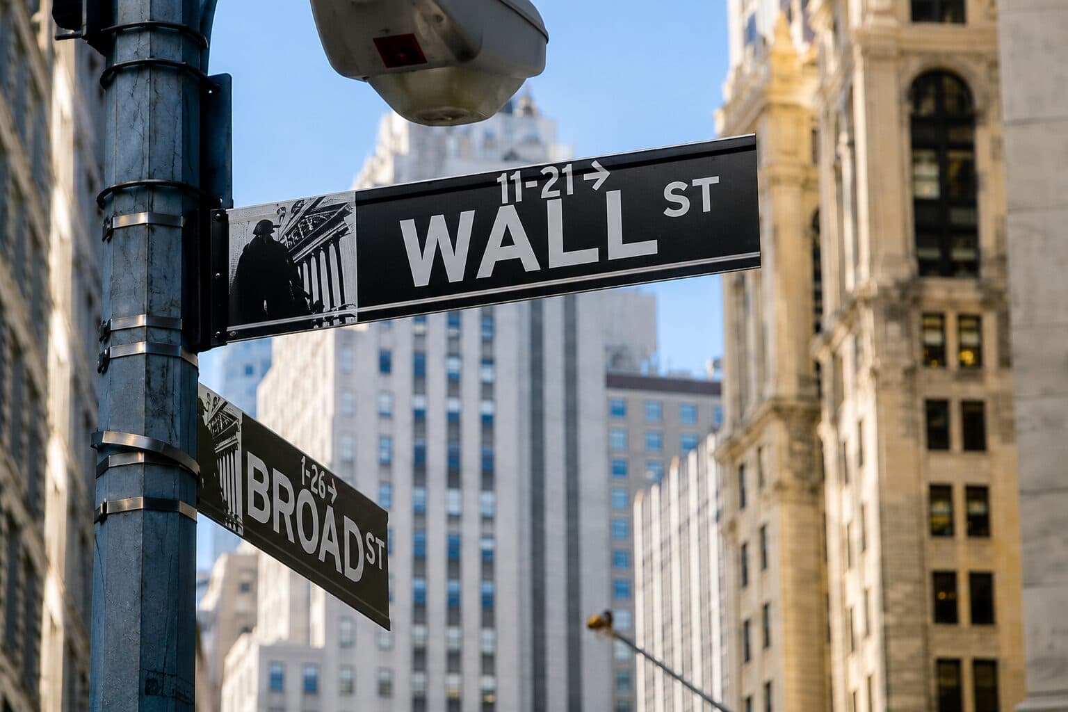 Wall Street Oct 21: Bitcoin Holds Above $83,000 as Global Liquidity Gap Points Upside and Tech Stays in Focus